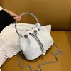 Bolso de mano pequeño para mujer 2025 nuevo de verano con cordón tipo cubo versátil estampado floral cadena ins bandolera