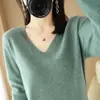 Estilo delgado 2026 ropa interior color liso estilo nuevo suéter de punto ajustado camisa base de punto elegante cuello en V blanco verano