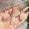 Colgante de Seda Dorada de Xinjiang con Forma de Nube de Flor de Durazno, con Adornos de Jade de Flor de Cerezo Rosa, Polvo de Flor de Durazno, Buda, Mariposa y Pez Pequeño