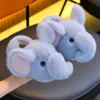 Chinelos de algodão infantis de inverno, unissex, quentes e forrados com fleece, apresentando um design fofo de elefante, perfeitos para uso pai-filho, macios e confortáveis para uso interno, com design de calcanhar fechado