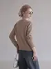 Suéter de punto patchwork de cuello en V moderno, un nuevo estilo otoño/invierno para mujer, con corte ajustado y mangas largas.