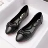 Mocassins femininos de couro macio 2026 novo estilo outono rasos versáteis sapatos de sola macia para gestantes e mães sapatos baixos profissionais