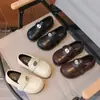 Zapatos de cuero estilo británico retro para niñas, nuevo modelo primavera y otoño 2026, mocasines versátiles para niños pequeños y niños pequeños