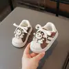 Zapatos Blancos Pequeños con Cabeza de Concha para Niñas Estilo Nuevo de Otoño Zapatos para Niños con Decoración de Dibujos Animados Forrados de Felpa Cálida Zapatos Versátiles de Algodón