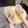 Novidade Outono/Inverno 2026 Estilo Novo Sola Grossa Bico Quadrado Fivela Slippers Fofinhos de Pelo para Mulheres, Populares Online Pantufas de Algodão para Casa