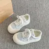Nuevos Tenis Casuales de Otoño para Mujer 2026 Versátiles Zapatos Blancos de Suela Gruesa para Combinar con Faldas Nicho Zapatos de Pan para Estudiantes para Mujer