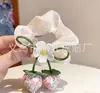 Laço de morango em tecido doce com scrunchie de tule brilhante, elástico de cabelo com pingente de morango tridimensional requintado e fofo