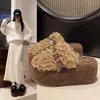 Novas pantufas fofas para mulheres, adequadas para uso externo, com saltos altos, solas plataforma, fundos grossos e design de fivela, leves e perfeitas para outono e inverno. Chinelos de algodão 2026 para mulheres