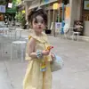Estilo Coreano 2026 Nova Roupa Infantil Conjunto de Verão para Meninas Top Amarelo Sem Mangas Estiloso e Calças Lanternas Infantis para Bebês Meninas