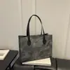 Otoño 2026 Nuevo Bolso de Hombro Grande con Textura de Letra en Relieve Bolso Tote de Commuter Retro de Moda de Nicho