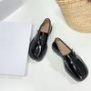 Nuevos y versátiles mocasines Pig Trotters con puntera dividida en blanco y negro para mujer, estilo moderno