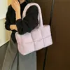 Bolsa de Grande Capacidade Feminina Outono/Inverno Versátil 2026 Nova Moda Bolsa de Ombro Único Senhora Fofa Jaqueta de Algodão Bolsa Tote para o Dia a Dia
