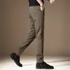 Pantalones casuales color caqui de alta gama italianos para hombre, nuevos pantalones rectos versátiles de corte slim para otoño e invierno 2026, de negocios