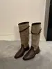 Elegantes para la calle~ Estilo retro de nicho, bloques de color, botas largas con correa de hebilla para mujer, punta redonda, tacón grueso, botas plisadas apiladas, de moda