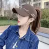 Gorra de Béisbol Bordada con Letras 2026 Nueva para Mujer, Gorra Versátil de Moda Primavera y Verano que se Puede Atar en una Cola de Caballo, Hace que la Cara Parezca Más Pequeña, Gorro de Parte Superior Abierta