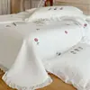 Colcha Acolchada de Algodón con Encaje Bordado Estilo Coreano Juego de Tres Piezas Ajustada Transpirable Engrosada Cálida Cubierta de Cama