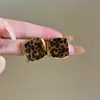 Modernos y Minimalistas Brazaletes para Oreja Retorcidos de Piedra Ojo de Tigre para Mujer, Pendientes Versátiles Vintage, Accesorios para Orejas de Otoño e Invierno con un Toque de Lujo Ligero y de Alta Gama