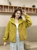 Nuevo Abrigo Corto con Capucha y Volantes de Moda Otoño 2026 para Mujer, Estilo Coreano Cintura con Cordón Holgado Versátil Gabardina