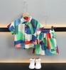 Roupa de Verão para Meninos 2026 Novo Estilo Camisa de Verão para Bebê Manga Curta Roupas Conjunto de Duas Peças Fresco e Estiloso para Crianças Tendência