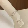 Anillos Huecos de Circonita Únicos y Distintivos Estilo Europeo y Americano para Mujer, Pendientes Versátiles de Diseño Exquisito de Lujo Ligero de Alta Gama