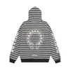 Sudadera con capucha a rayas estilo americano para hombre, corte holgado, adecuada para primavera y otoño, con un diseño inspirado en lo gótico que presenta estampados de letras sánscritas y una cremallera