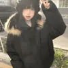 Jaqueta Capuz de Algodão Cor Sólida Versátil Básica Estilo Americano Marca Tendência com Gola de Pelo para Mulheres, Jaqueta Puffer Quente Casual Solta para Outono e Inverno