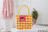 Bolso pequeño cuadrado tejido de plástico a juego con el color, cesta de regalo de mano, bolso de mano casual versátil para mujer, bolsa de compras, cesta de verduras
