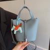 Bolsa para Mujer Transmisión en Vivo Venta Caliente Popular Nueva para Mujer Bolso Cruzado Simple de Gama Alta Estilo Coreano Lujo Ligero Nicho Bolso de Cubo Portátil