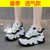 Sapatos Respiráveis Femininos com Solado Grosso 2026 Verão Esportivos Casuais Sapatos que Aumentam a Altura para Mulheres Baixas Tênis Brancos com Amortecimento Estilo Verão Feminino