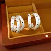 Pendientes de Plata Chapada en Oro Real de 18 Quilates con Aguja de Plata, de Tres Capas, con Puntos y Acabado Cepillado, Forma de C, Pendientes Sencillos y Elegantes con un Toque de Lujo Ligero y de Alta Gama