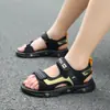 Sandalias para Niños 2026 Nuevo Estilo Niños Medianos y Grandes Estilo Coreano Verano Bebé Niños Antideslizantes Suela Suave Zapatos para Playa Estudiante