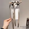 Novo grampo de cabelo de fita longa com laço de borboleta, doce e feminino, perfeito para criar um penteado estiloso e fofo na parte de trás da cabeça; um acessório de cabelo moderno e adorável