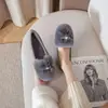 Sapatos felpudos femininos 2026 novos de inverno versáteis moda slip-on sapatos de algodão com fleece espesso quentes para estudantes