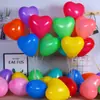 Balões Coloridos em Formato de Coração Flutuando no Ar para Decorações de Aniversário, Declaração de Dia dos Namorados e Montagem de Cena de Pedido
