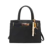 Bolsa feminina requintada e casual em estilo vintage, exalando elegância com seu design crossbody, moderna e minimalista, e apresentando uma estética chique inspirada no exterior.