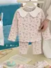 8076 Conjunto de Roupas de Outono para Meninas 2026 Novo Algodão Lycra Manga Longa Calça Longa Gola Pétala Pijama Sem Etiqueta Estilo Coreano Floral