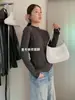 Camiseta básica de manga larga y cuello semi-alto para mujer, un estilo otoñal/invernal, versátil como prenda para superponer, con un look relajado y casual, y de color liso