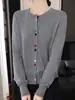 Nuevo cárdigan de lana de punto fino para mujer, con cuello redondo, botones al frente, perfecto para otoño e invierno, con diseño de doble botón, adecuado para el trabajo y el uso diario, y una prenda exterior elegante y versátil.