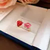 Anillo abierto con gota de aceite flor de fresa estilo vacacional fresco dulce temperamento anillo dedo índice lujo ligero sensación de alta gama joyería para manos mujer