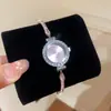 Pulseira de Relógio Redonda com Flor de Strass Super Brilhante para Mulheres, Pulseira com Toque de Luxo Leve, Tendência de Personalidade, Joia de Mão Versátil e Exquisita