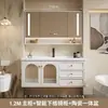 Sencillo tocador de baño rústico estilo francés, que incluye un mueble para lavabo y lavabo integrado