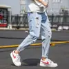 Calça Jeans Masculina Rasgada e Desgastada Marca da Moda Ins Solta Reta Cropped Harem Calça Masculina de Verão Fina Calça Desgastada