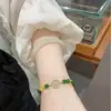 Novedad Pulsera con Colgante de Borla y Hebilla de Seguridad de Perlas Redondas Esmeralda que Realzan el Blanco para Mujer