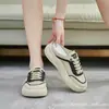 Sandalias sin cordones de nuevo estilo para el verano 2025 para mujer, calzado exterior de moda con plataforma y chanclas, zapatos casuales retro para playa para mujer