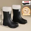Botas de chuva da moda para mulheres, antiderrapantes, de cano médio, com punhos elásticos, sapatos de borracha impermeáveis de sola grossa