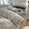 Juego de ropa de cama de lujo de invierno de terciopelo de leche, conejo de peluche de princesa, cuatro piezas, con funda nórdica de alta gama y sábana de cama de forro polar de coral