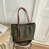 Bolsa de mano tipo tote casual de nailon estilo japonés en bloques de color, fabricante mayorista, nueva moda 2026, bolsa ligera para llevar en la mano y cruzada