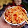 Chiles Picados y Rodajas de Jengibre, un Aperitivo de Verano, Mezcla Picante y Ácida de Arroz y Fideos, Snack Casual, Pepinillos Frescos