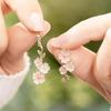 Aretes Florales con un Toque de Alta Gama, Colgantes Asimétricos de Flor de Cerezo, Accesorios Versátiles y Elegantes