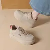 Nuevas zapatillas casuales de estilo coreano para estudiantes de otoño, zapatos blancos de suela gruesa, modernos y versátiles, zapatillas de mujer de moda para aumentar la altura